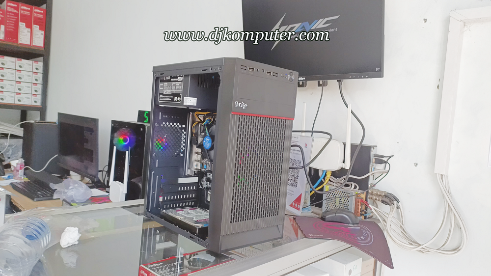 <p>Adanya perakitan pc ini sangat membantu anda karena pc komputer yang akan memudahkan anda untuk menelola data, mempercepat pekerjaan, mengirim informasi, mencetak dokumen penting, hingga melakukan komunikasi dengan pihak tertentu yang memiliki hubungan dengan perusahaan. Dapatkan pc di toko kami dengan kualitas barang yang terbaik dan kami memberikan harga murah.</p>